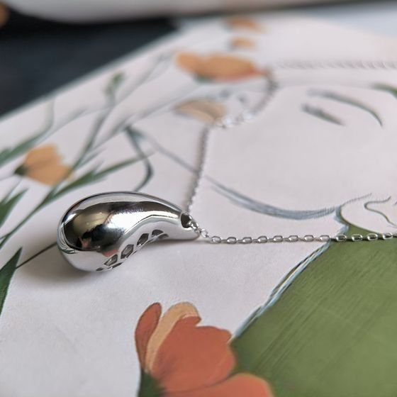 Silver necklace without stones