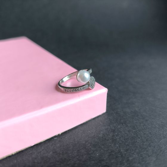 Срібна каблучка з перлами, фіанітами