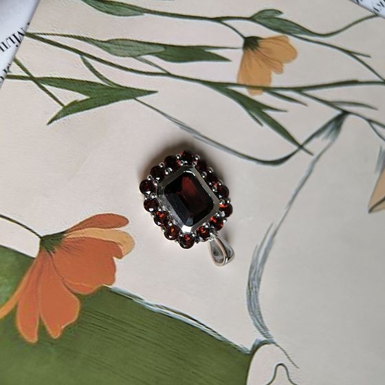 Серебряная подвеска с гранатом 4.575ct