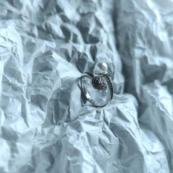 Срібна каблучка з перлами, фіанітами