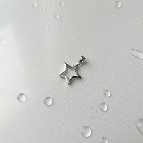 Silver pendant with phianites