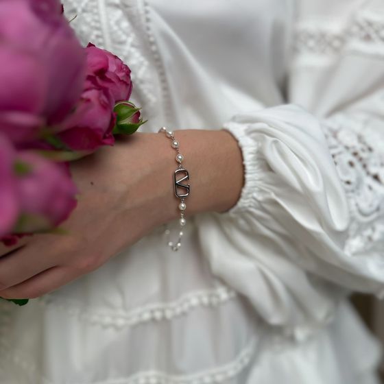 Silver bracelet with pearls