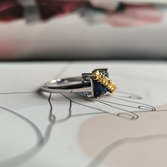 Серебряное кольцо с сапфиром nano 2.148ct, фианитами