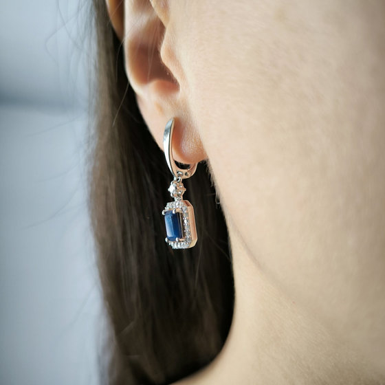 Срібні сережки з сапфіром 3.628ct, фіанітами