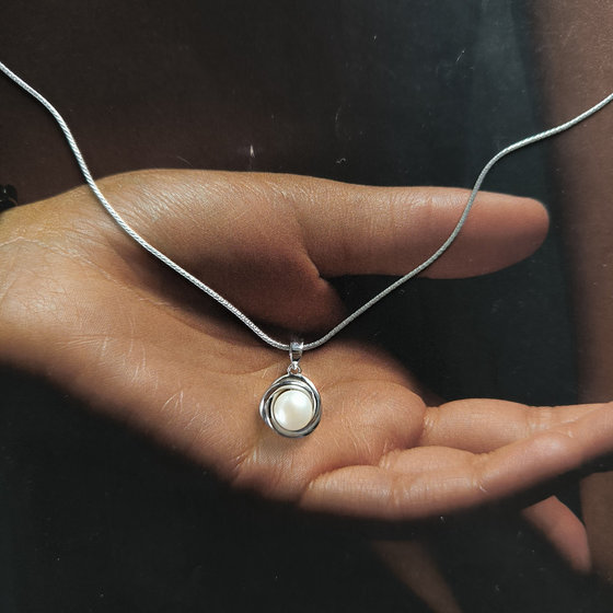 Silver pendant with pearls