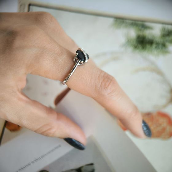 Sterling silver ring with sapphire 2.732ct, phianites