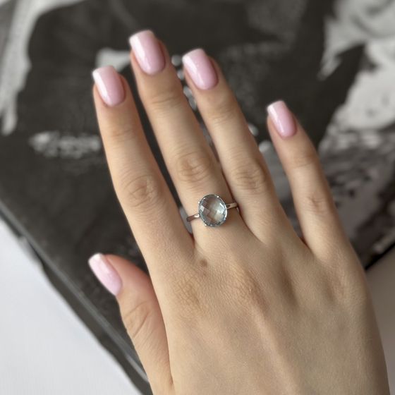 Silver ring with a 5.642-carat topaz