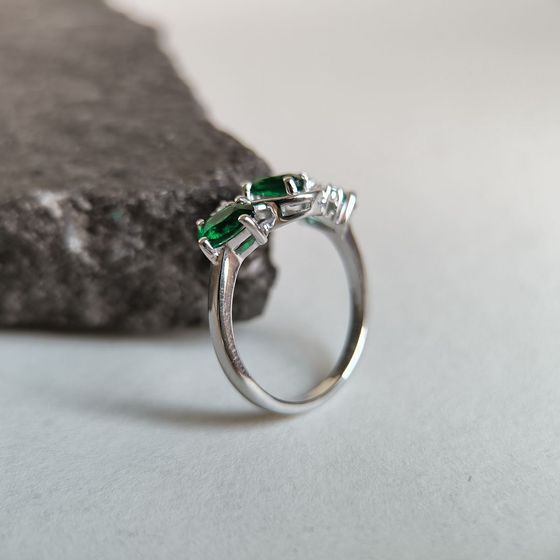 Серебряное кольцо с изумрудом nano