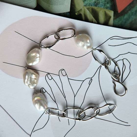 Silver bracelet with baroque pearls