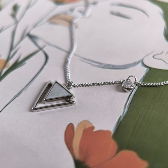 Silver necklace with mother-of-pearl