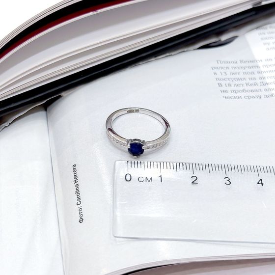 Silver ring with 0.892ct sapphire, fianites