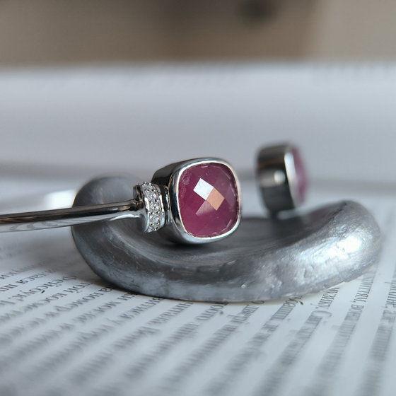 Срібний браслет з рубіном 9.699ct, фіанітами