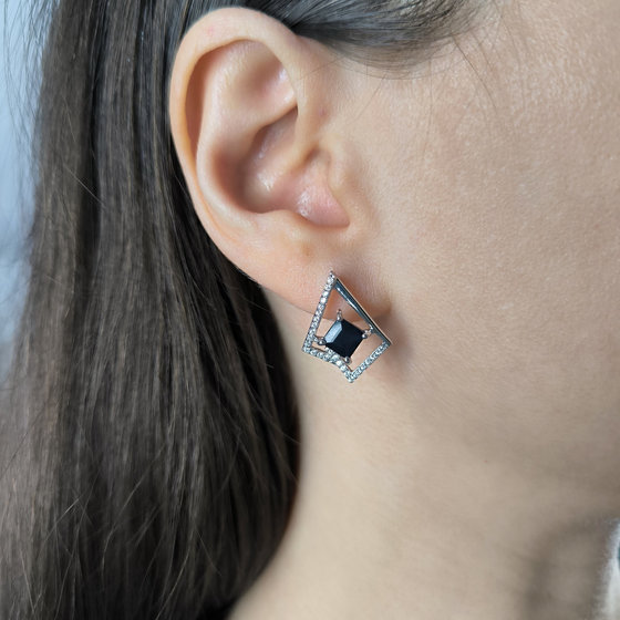 Срібні сережки з сапфіром 3.344ct, фіанітами