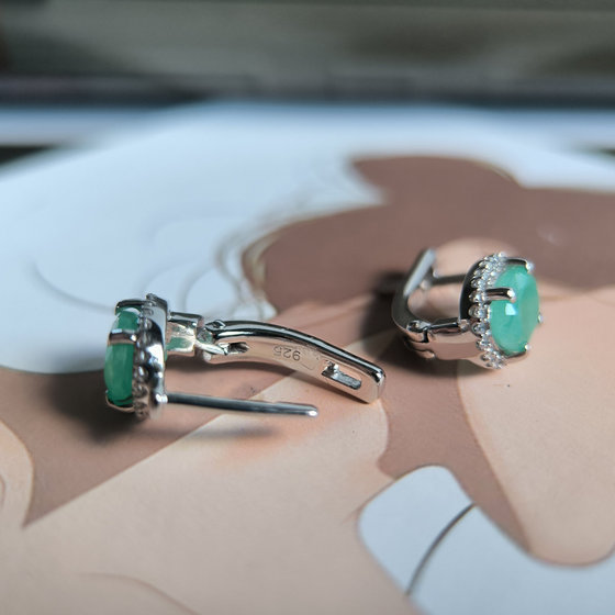 Silver Earrings with a 2.9-carat Emerald