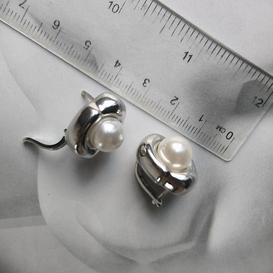 Silver earrings with pearls