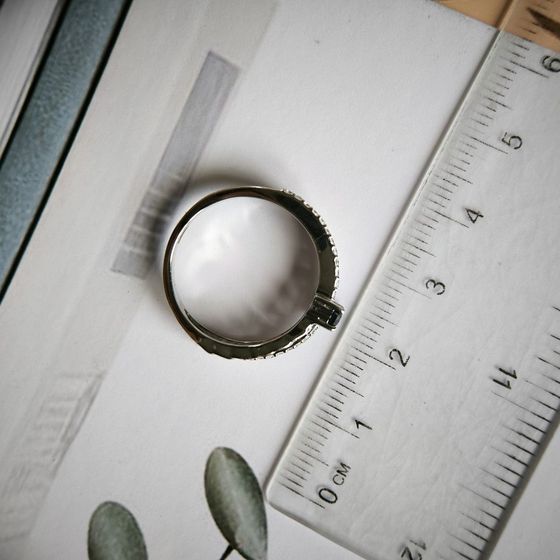 Срібна каблучка з сапфіром 0.66ct, фіанітами