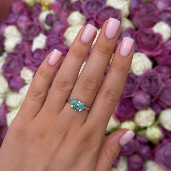 Срібна каблучка зі смарагдом, фіанітами