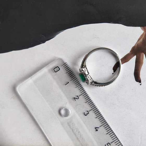Silver ring with 1.134 ct agate and cubic zirconia