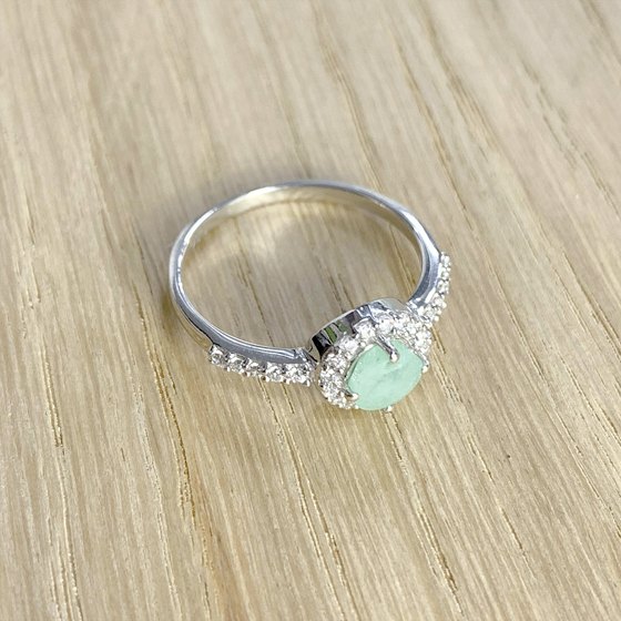 Silver ring with a 0.895-carat emerald