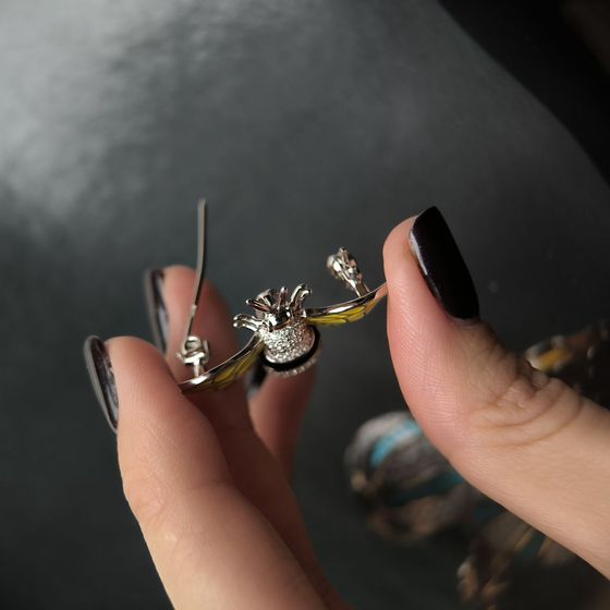 Silver brooch with yemallu, phianites