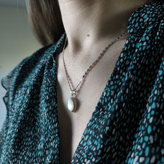 Срібна підвіска з фіанітами, перламутром