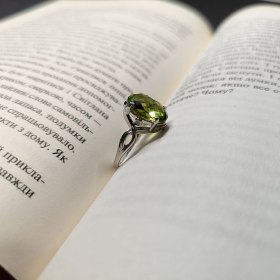 Серебряное кольцо с хризолітом 6.56ct, фианитами