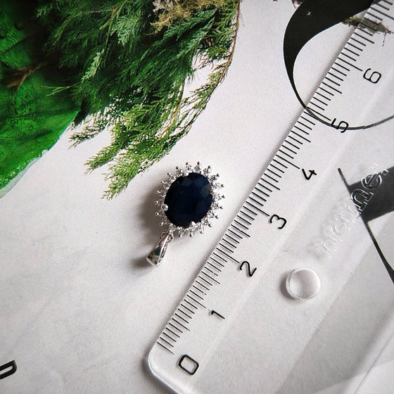 Срібна підвіска з сапфіром 3,599 карата, фіанітами