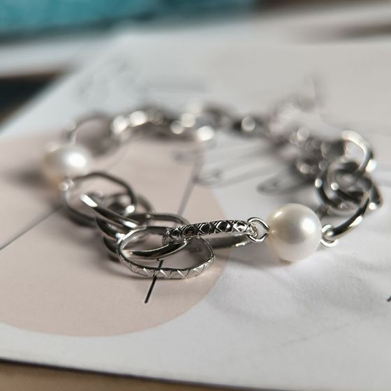 Silver bracelet with pearls