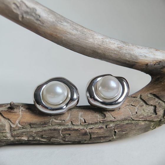 Silver earrings with pearls