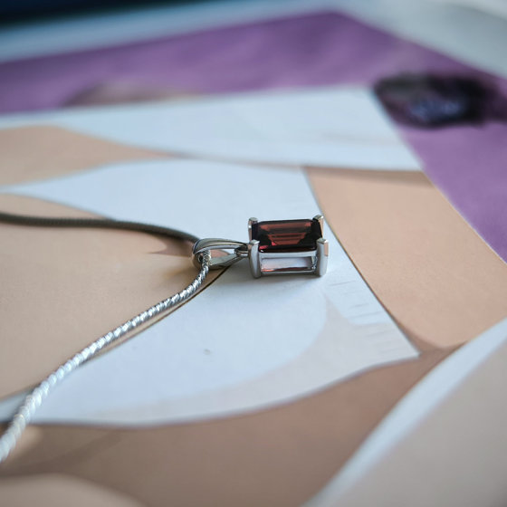 Срібна підвіска з гранатом 1.888ct