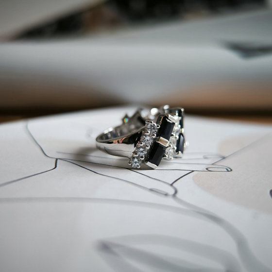 Срібне кільце з сапфіром 5.625ct, фіанітами