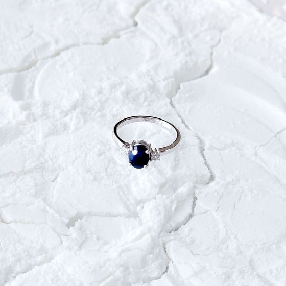 Срібна каблучка з сапфіром 1.651ct, фіанітами