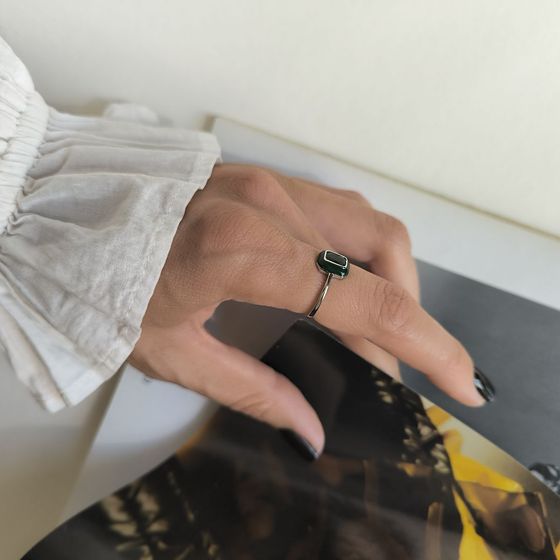 Срібна каблучка з фіанітами, емаллю