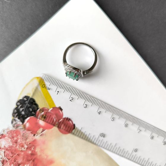 Серебряное кольцо с изумрудом 3.14ct, фианитами