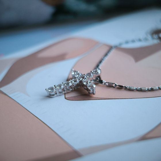 Silver pendant with cubic zirconia
