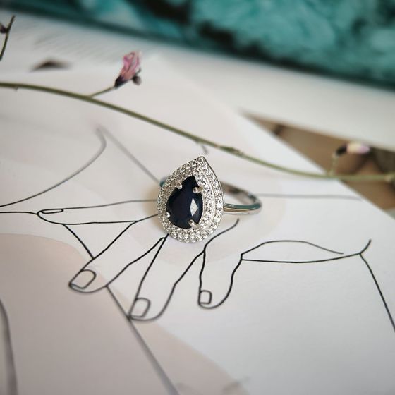 Серебряное кольцо с сапфиром 2.963ct, фианитами