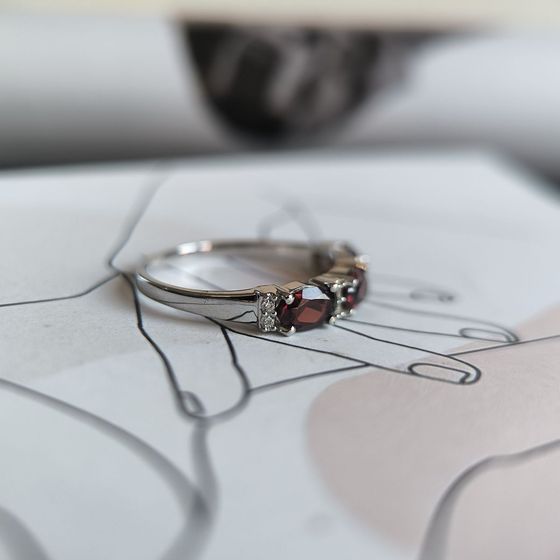 Срібна каблучка з гранатом 1.736ct