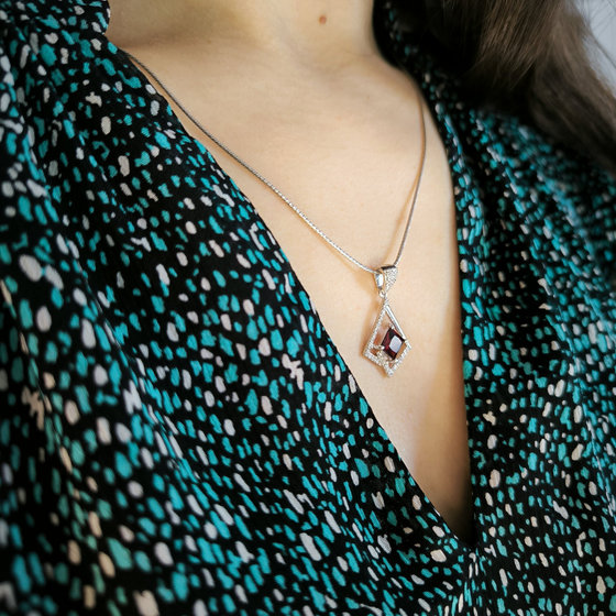 Silver pendant with garnet 1.701ct