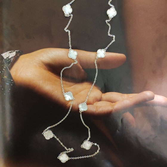 Silver necklace with mother-of-pearl