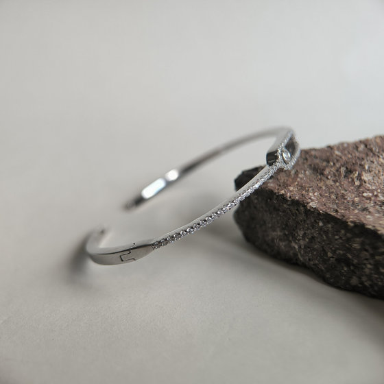 Silver bracelet with cubic zirconia