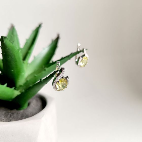 Серебряные серьги с зеленим кварцем 5.125ct, фианитами