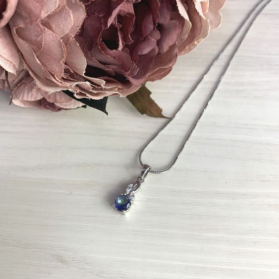 Silver pendant with a 1.21-carat mystic topaz