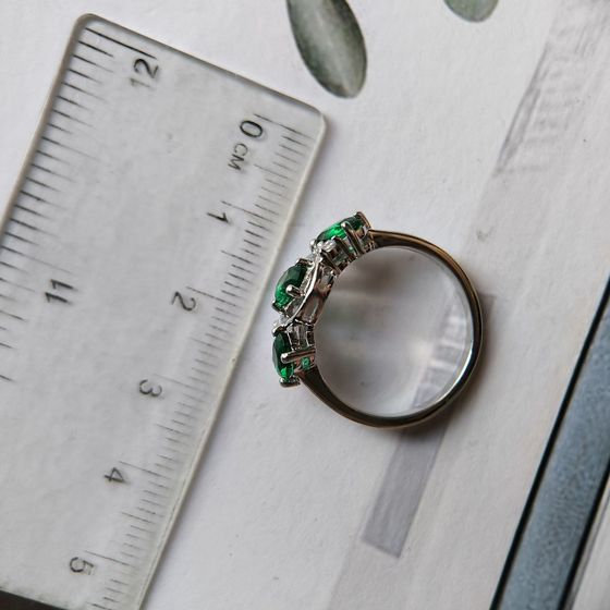 Серебряное кольцо с изумрудом nano