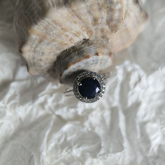 Срібна каблучка з сапфіром 2.895ct, фіанітами