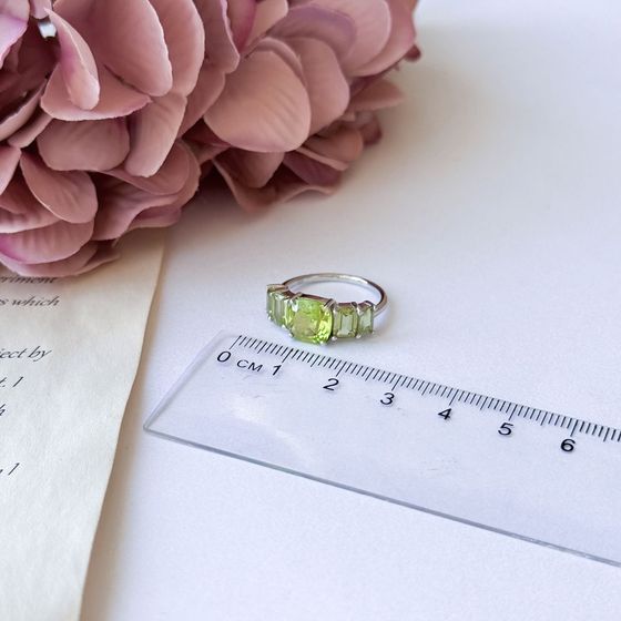 Серебряное кольцо с хризолітом 3.983ct