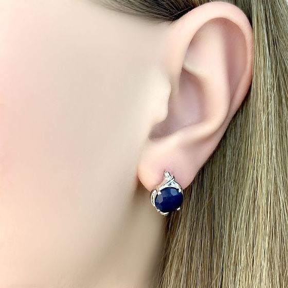 Silver earrings with a 5.05-carat sapphire