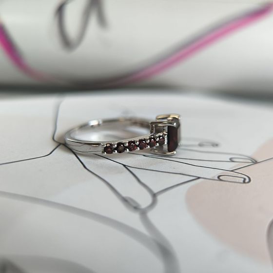 Срібна каблучка з гранатом 2.058ct