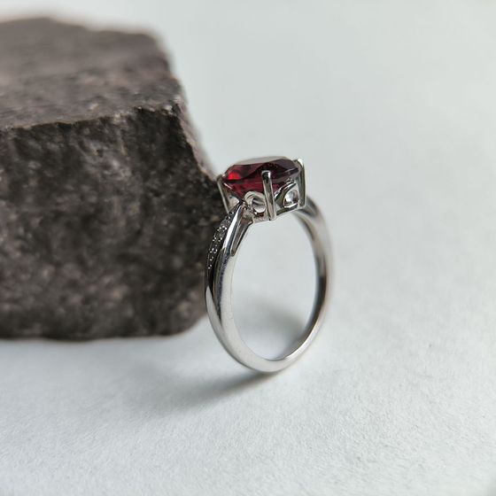 Silver ring with a garnet (nano)