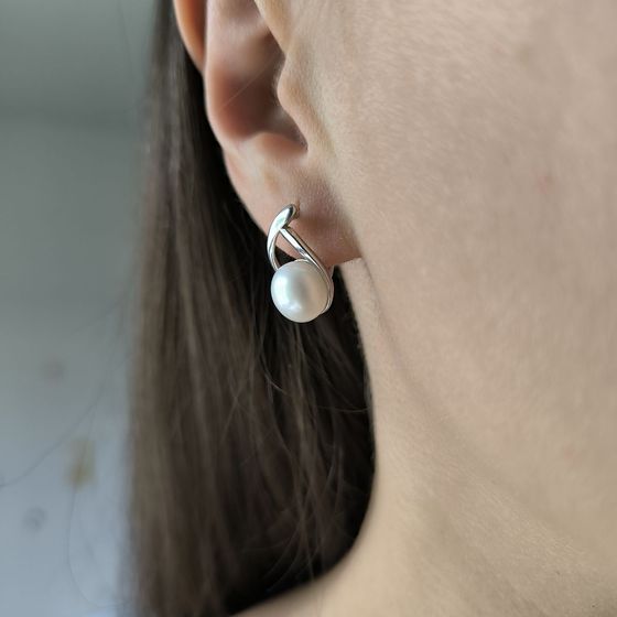 Silver earrings with pearls