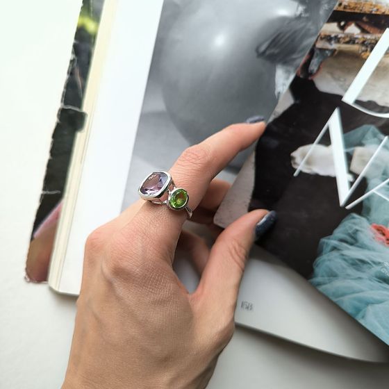 Серебряное кольцо с аметистом, хризолітом